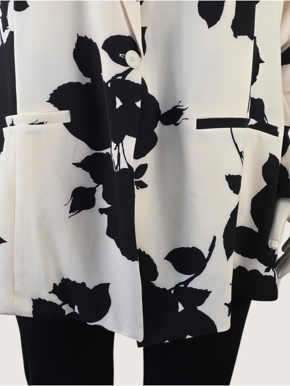 Torrid Studio Floral Crepe Blazer Ivory Black 5X NWT - Picture 7 of 11